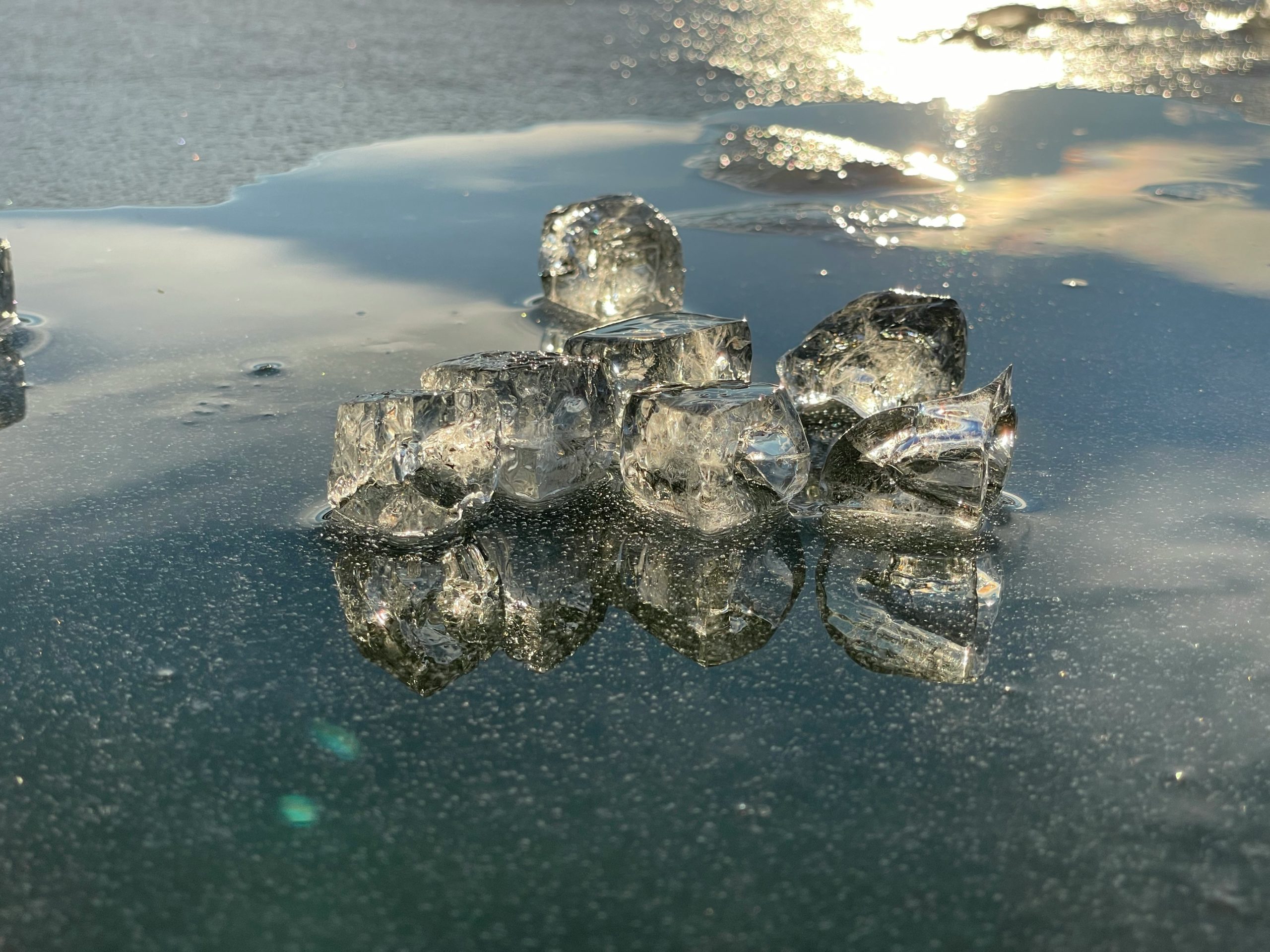 Glaçons en fonte sur une surface réfléchissante